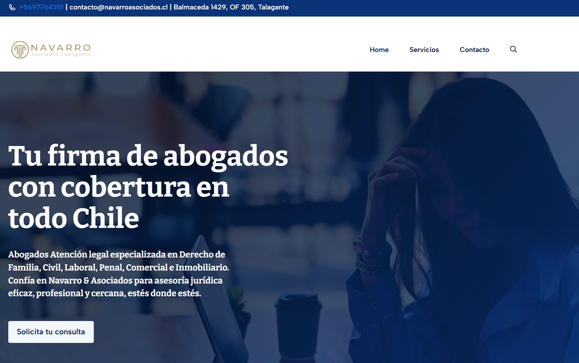 Sitio web de Navarro Asociados mostrando sección de servicios legales